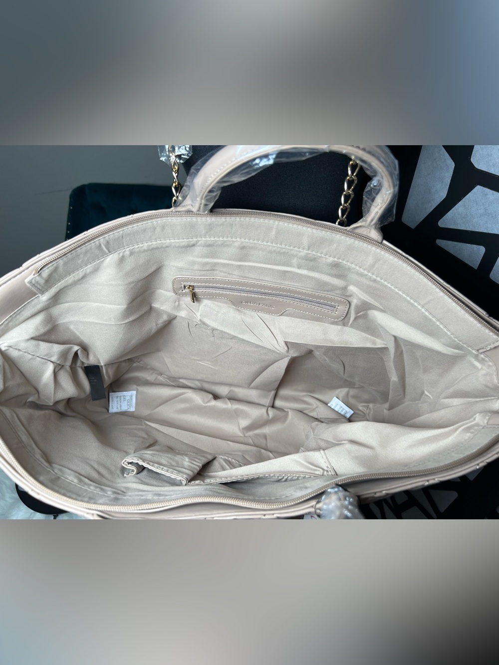 Gilda Paris tote features a taupe quilted design with gold hardware NWT - Picture 4 of 8